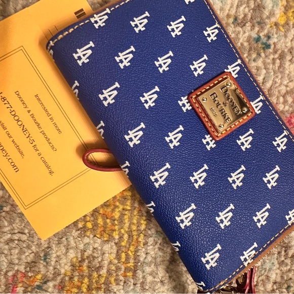 Dooney and Burke handbag with crossbody strap. Matching wallet . Leather. - Picture 9 of 10